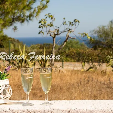 Caramu - Rustic 3 Bedroom With Private Pool And Great Seaviews